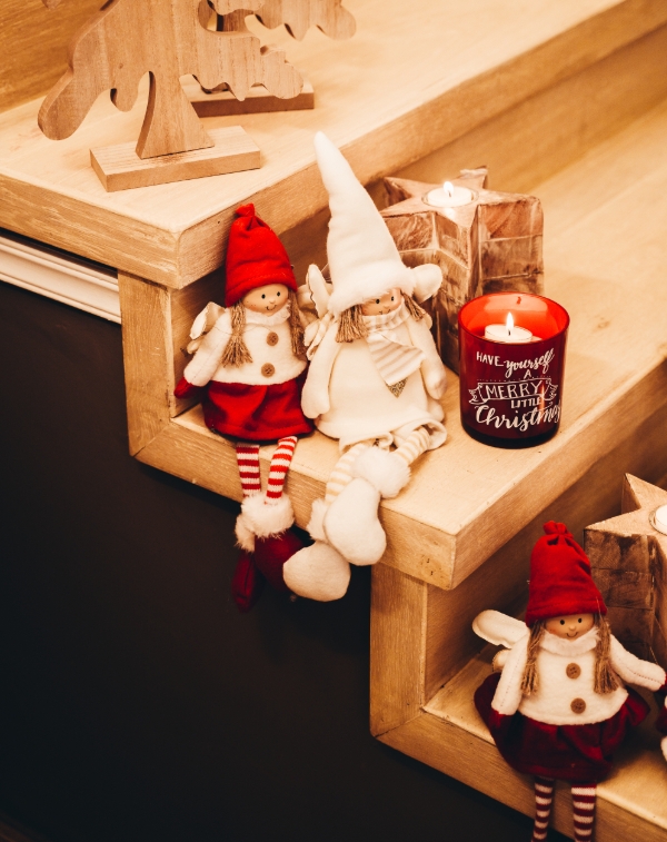 Kerstboom met feestelijke versieringen